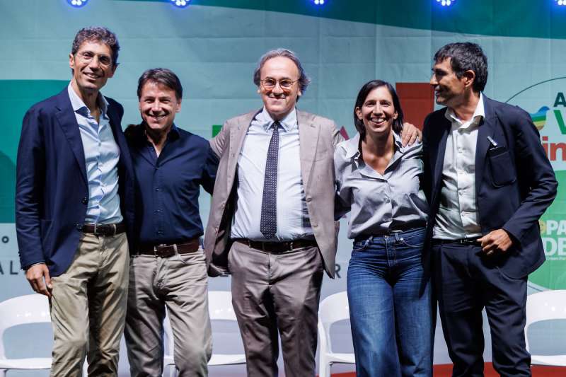 TUTTO COMINCIA CON LA FOTO DI RENZI E DELLA SCHLEIN CHE SI ABBRACCIANO NEL CAMPO DI CALCETTO IN TENUTA SPORTIVA.